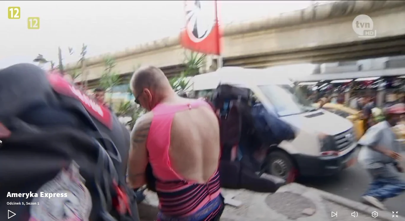 Karolak w sukience na ulicy (player.pl) Karolak w sukience na ulicy (player.pl)