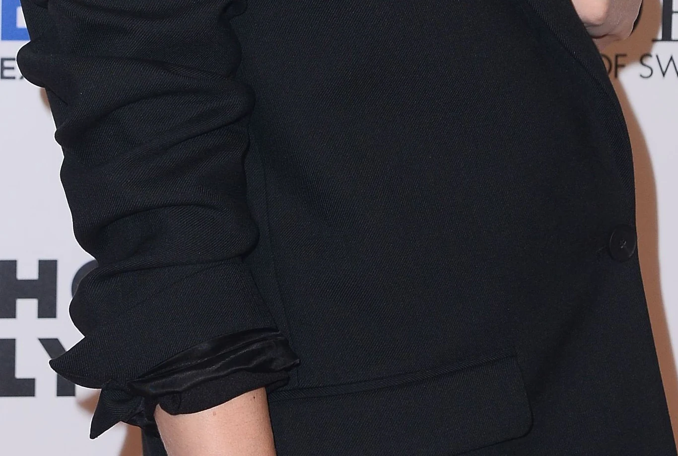 Ciążowy brzuch lekko się odznaczał Ciążowy brzuch lekko się odznaczał