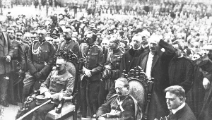 Wizyta Herberta Hoovera (siedzi pierwszy z prawej) w Polsce w 1919 roku. Na zdjęciu również Józef Piłsudski i Ignacy Paderewski