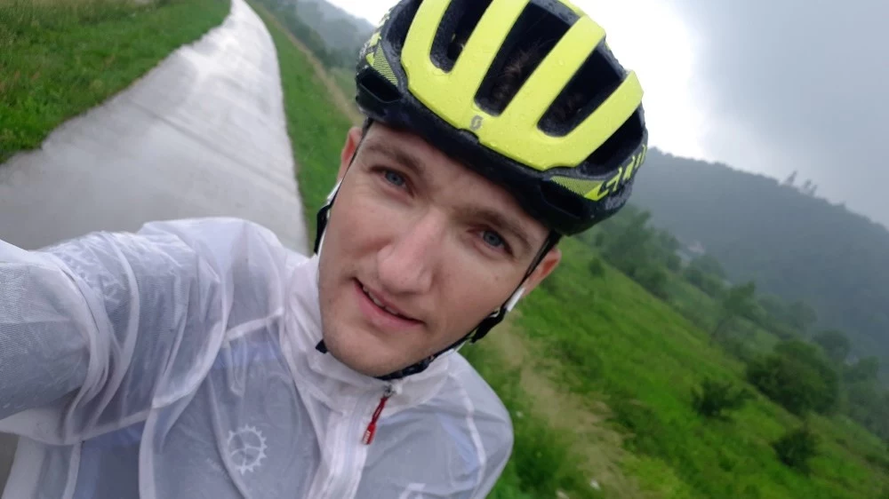 Lekka mżawka nie jest przeszkodą do jazdy rowerem - mów Bartek Janowski z Volkswagen Samochody Użytkowe MTB Team 