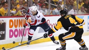 Lars Eller (nr 20) z Washington Capitals i Justin Schultz