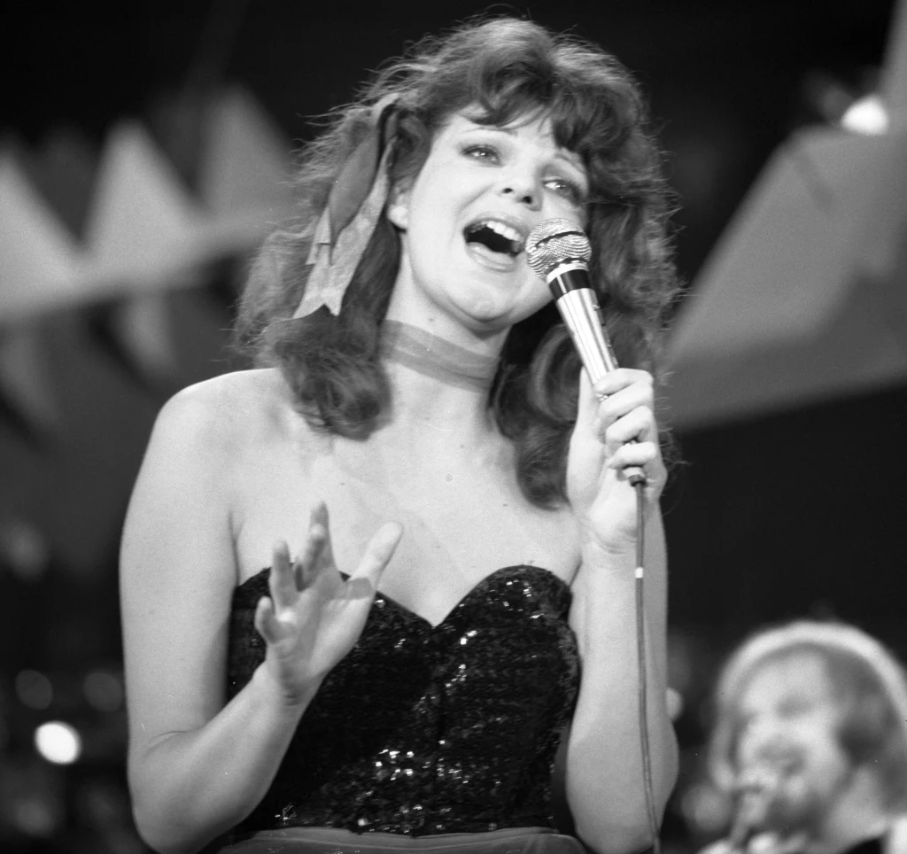 Elżbieta Dmoch na festiwalu w Opolu, 1979 r.  Elżbieta Dmoch na festiwalu w Opolu, 1979 r.