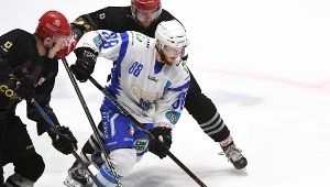  Hokeista Unii Oświęcim Andrej Themar (C) oraz Patryk Noworyta (L) i Michal Vachovec (tył) z Comarch Cracovii