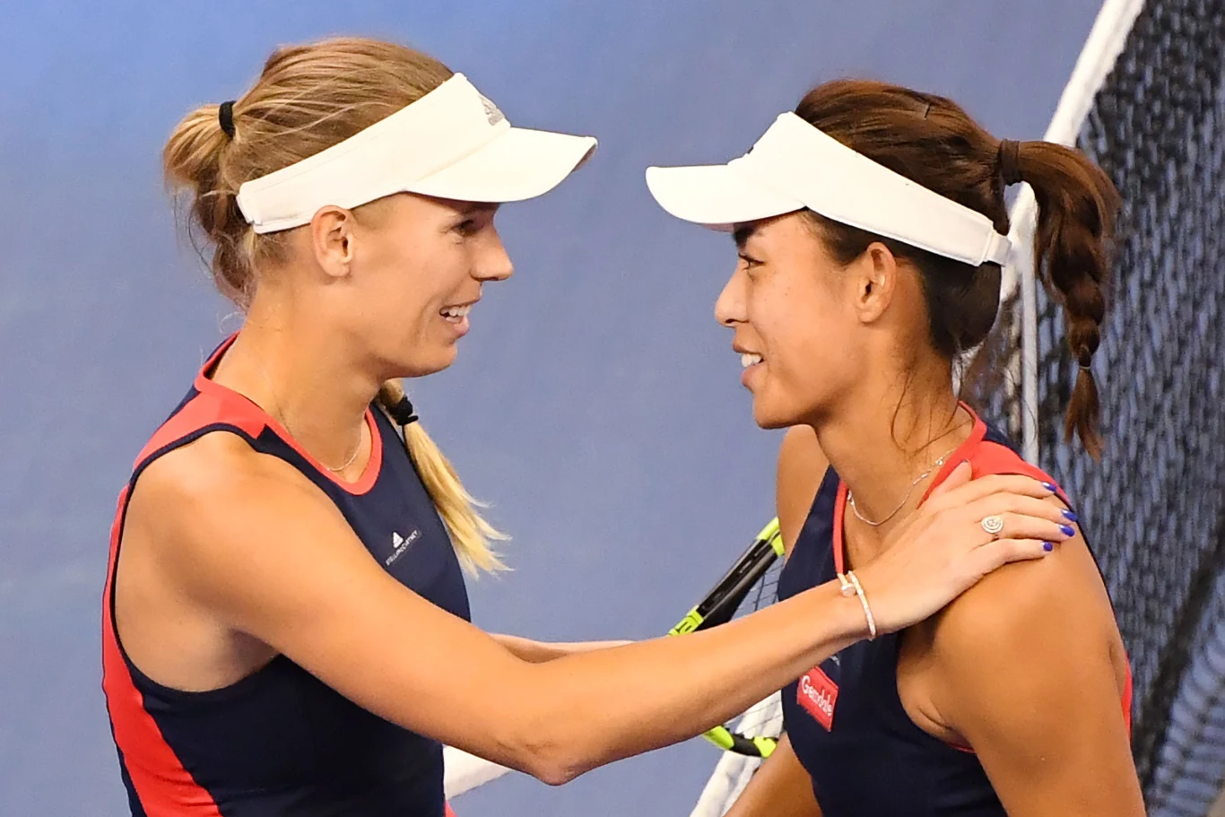 Caroline Wozniacki (z lewej) i Qiang Wang Caroline Wozniacki (z lewej) i Qiang Wang