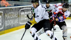 Hokeista GKS Tychy Andrij Michnow (L) i Marcin Wiśniewski (P) z Energą Toruń 