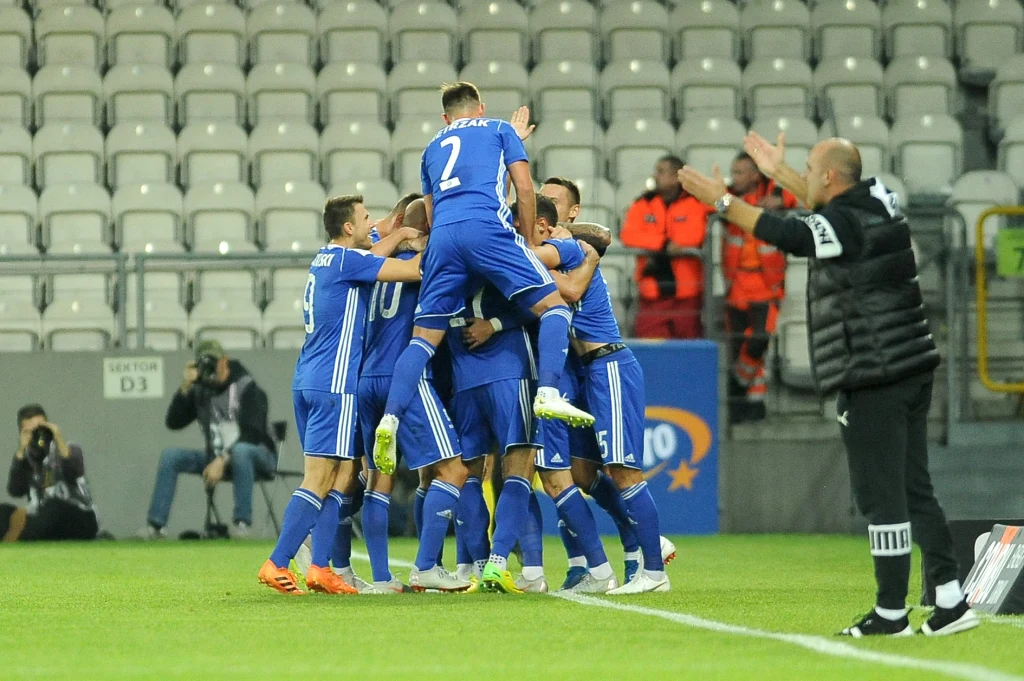 Radość piłkarzy Wisły, pretensje trenera "Pasów" Michała Probierza Radość piłkarzy Wisły, pretensje trenera "Pasów" Michała Probierza