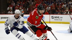 Hokeista Chicago Blackhawks Brent Seabrook (z krążkiem) i John Tavares z Toronto Maple Leafs