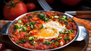 Jajka z sosem pomidorowym 