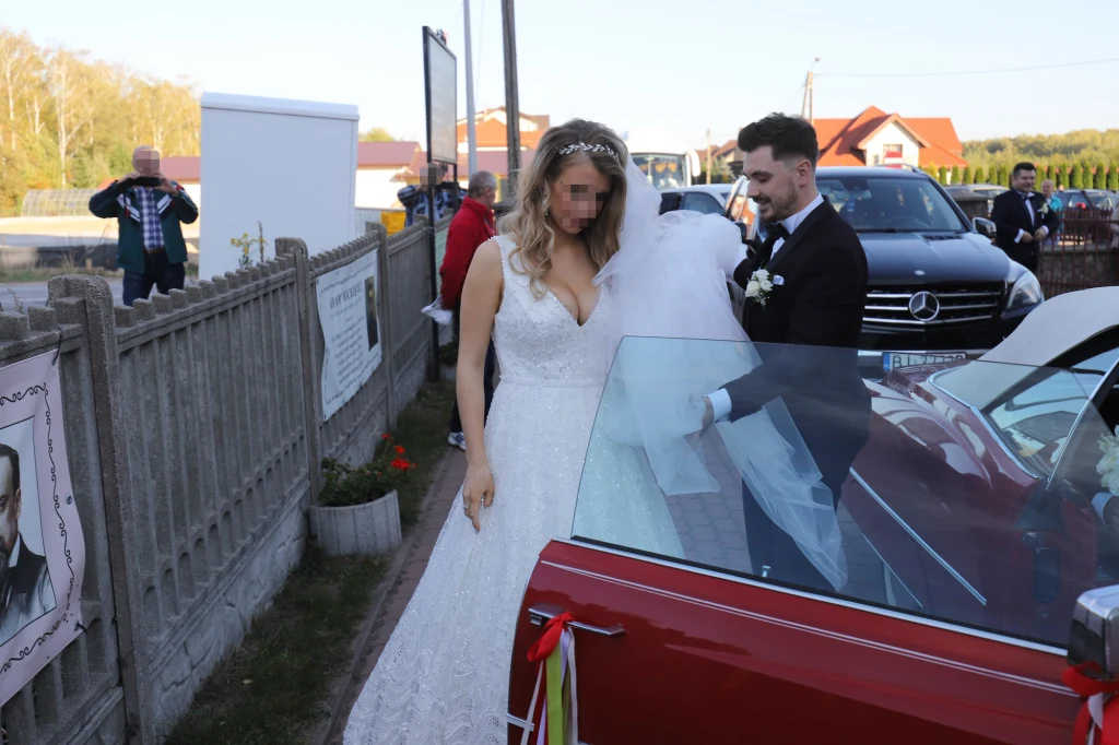 Para młoda przyjechała czerwonym autem Para młoda przyjechała czerwonym autem