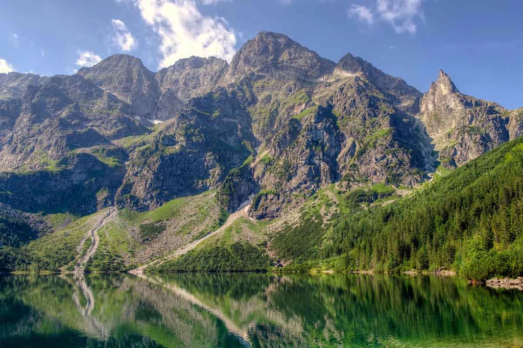 Morskie Oko. Największe jezioro w Tatrach, położone na wys. 1395 m n.p.m. Zachwyca krystalicznie czystą wodą o zielonym zabarwieniu. Znajduje się tu schronisko  i początek szlaku na Rysy. 