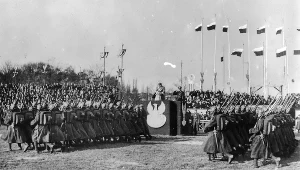 Obchody święta 11 listopada w Warszawie w 1934 roku. Defilada oddziałów piechoty przed marszałkiem Józefem Piłsudskim (na trybunie)