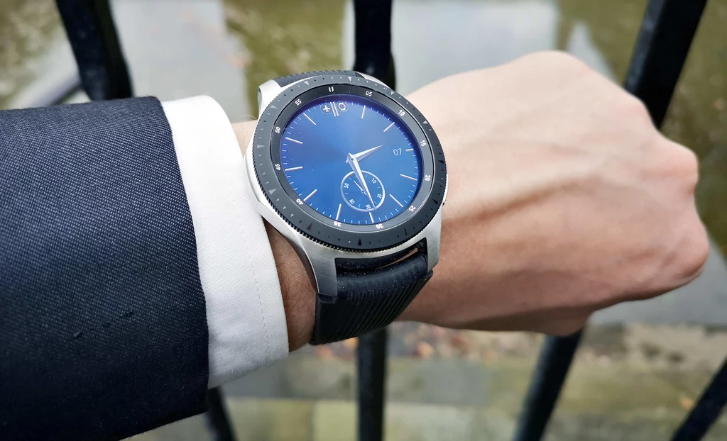 Samsung ​Galaxy Watch - opcja zmiany wyglądu tarczy zegarka ma swoje mocne strony, możemy dopasować jego wygląd do okazji