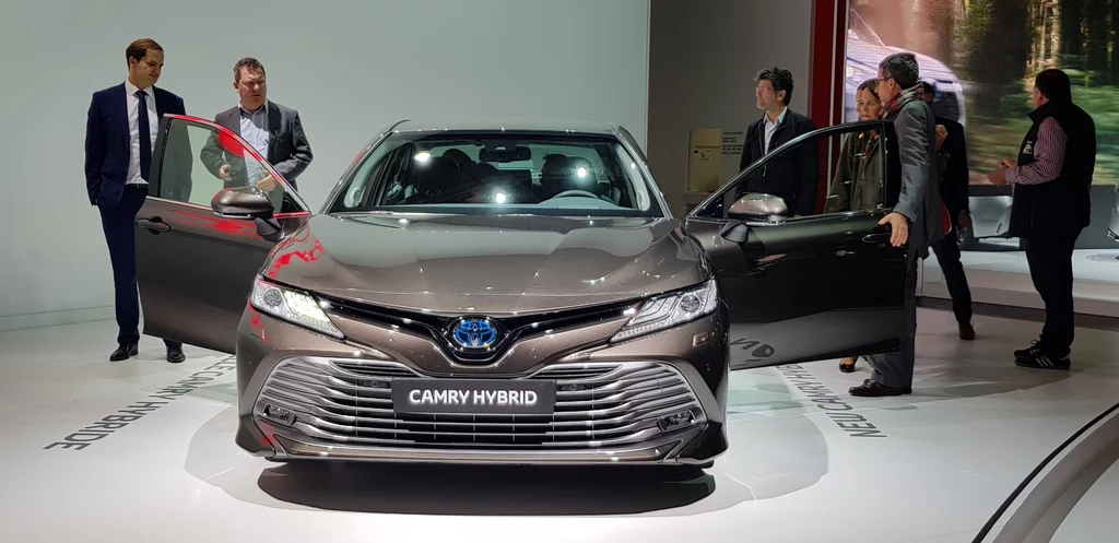 Toyota Camry. Premiera na salonie samochodowym w Paryżu 