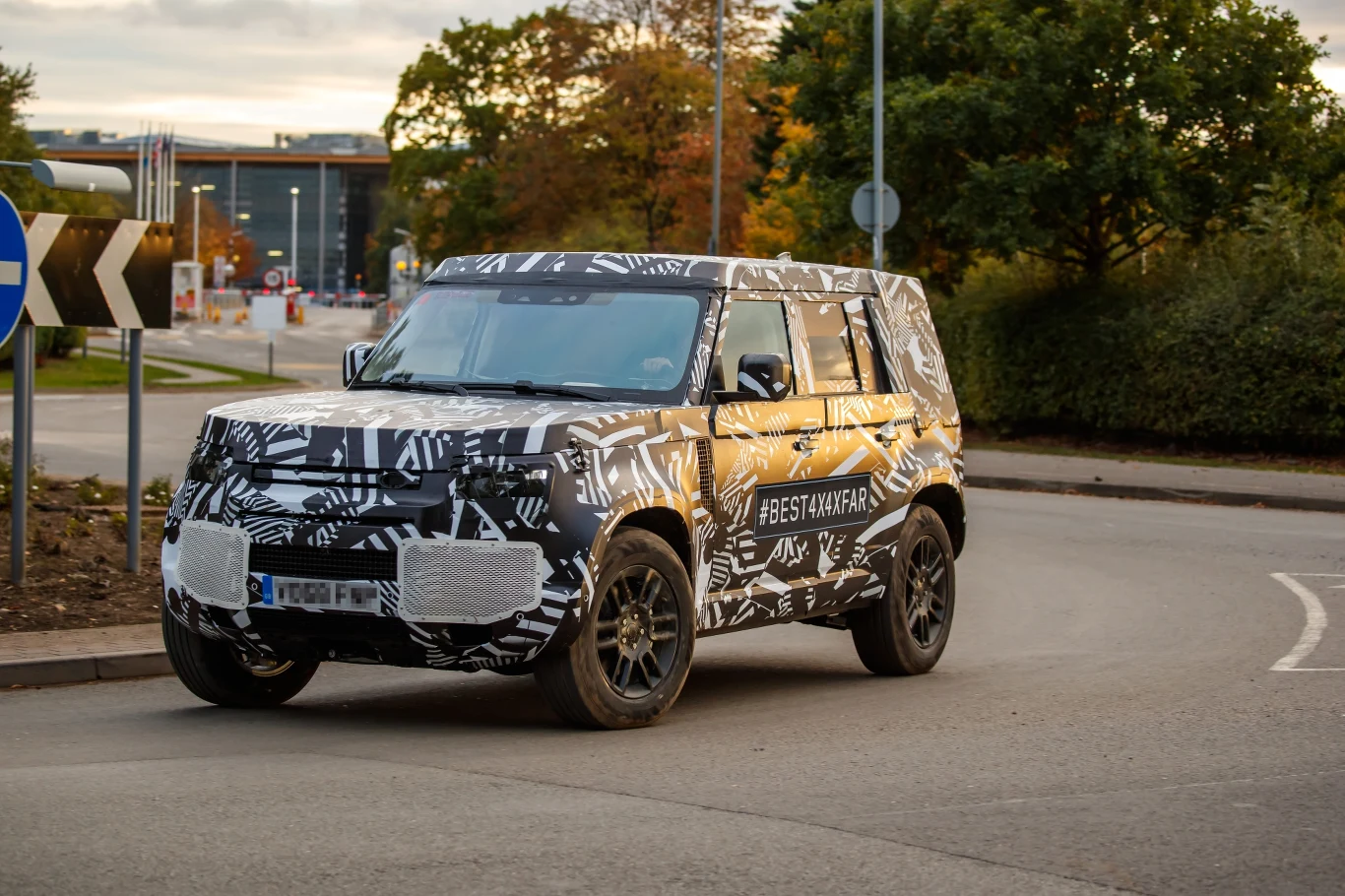 Nowy Land Rover Defender jeszcze w kamuflażu