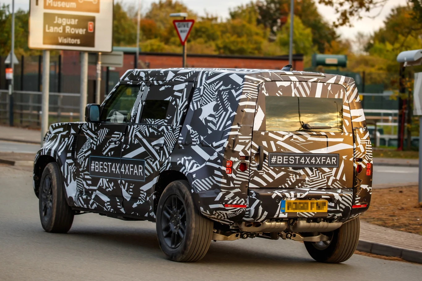 Nowy Land Rover Defender jeszcze w kamuflażu