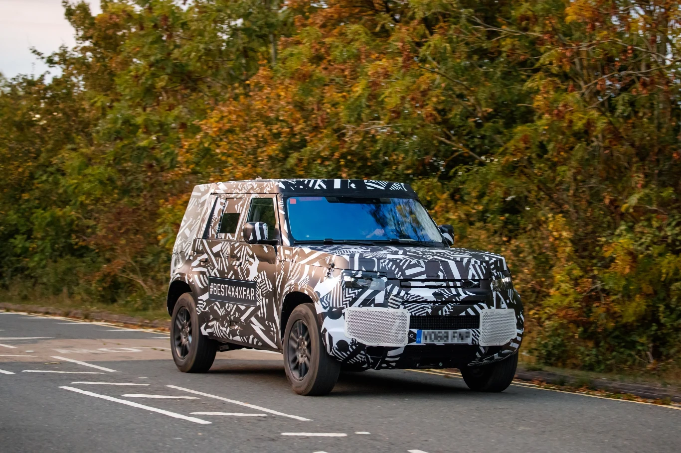 Nowy Land Rover Defender jeszcze w kamuflażu