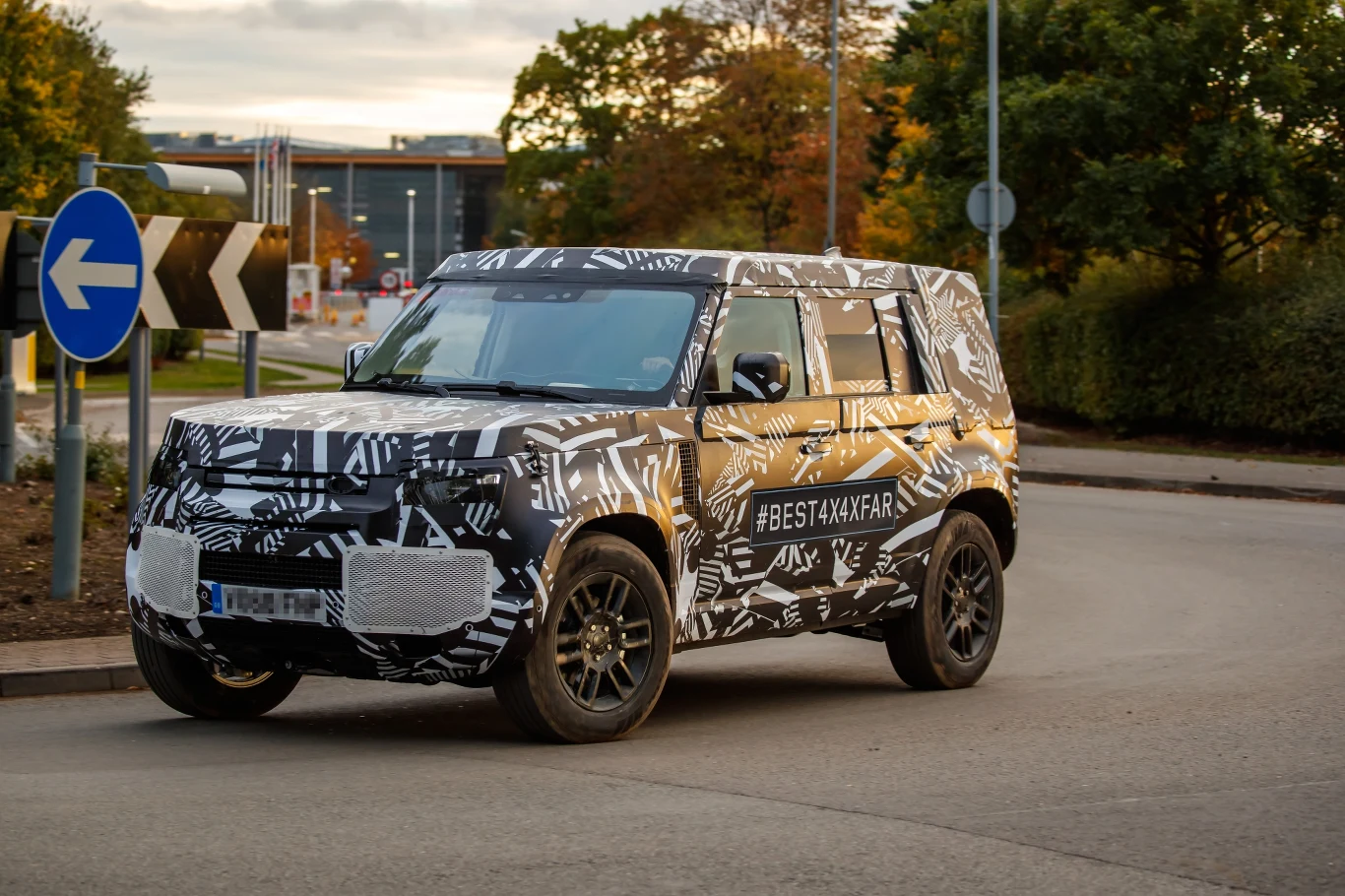Nowy Land Rover Defender jeszcze w kamuflażu