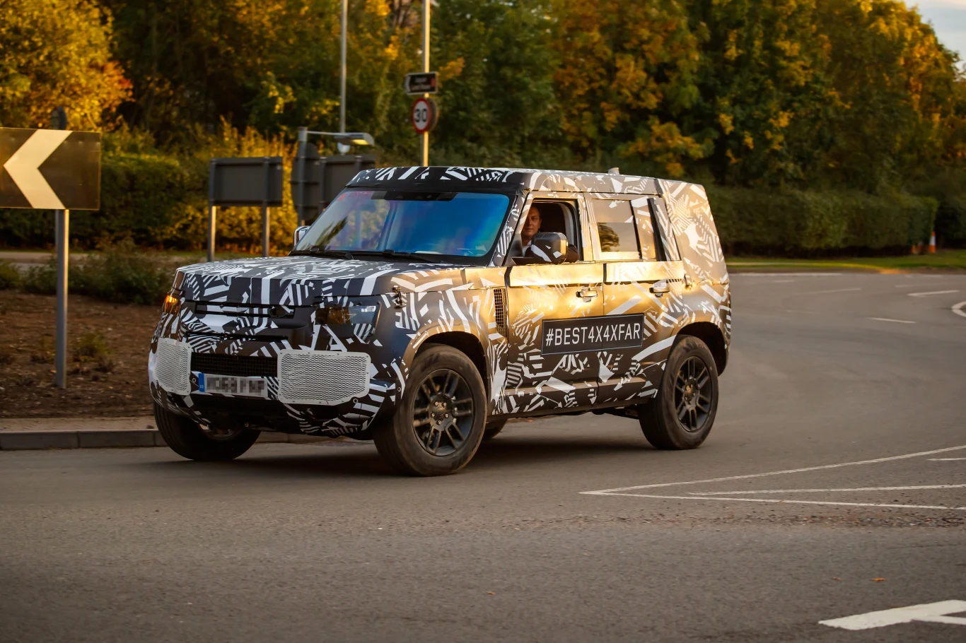 Nowy Land Rover Defender jeszcze w kamuflażu