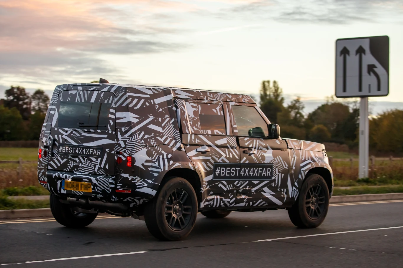 Nowy Land Rover Defender jeszcze w kamuflażu