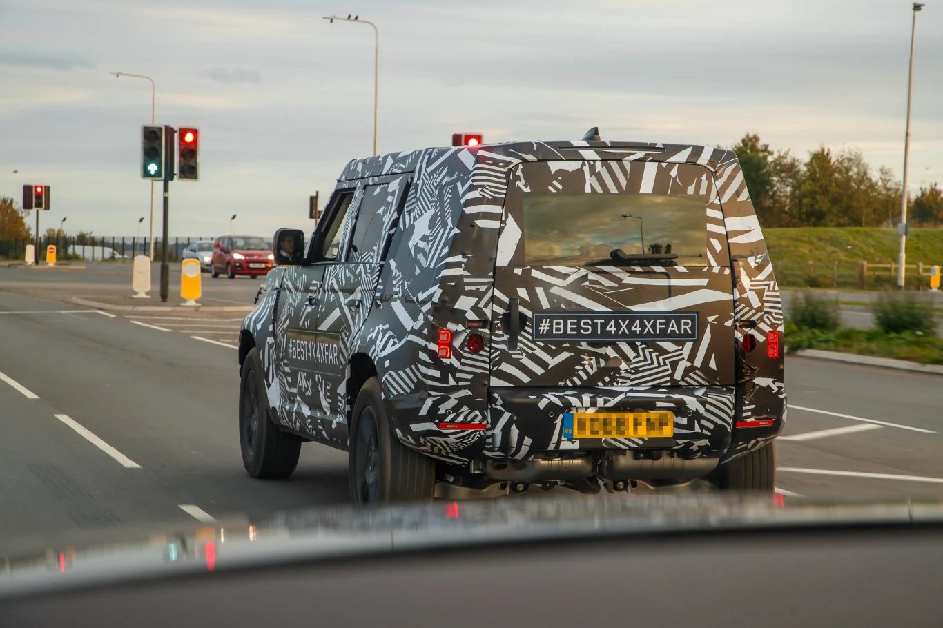 Nowy Land Rover Defender jeszcze w kamuflażu