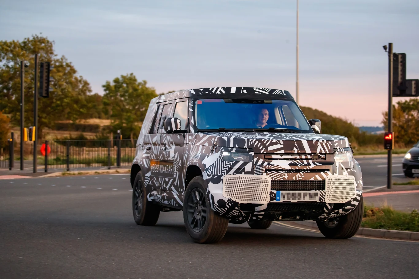 Nowy Land Rover Defender jeszcze w kamuflażu