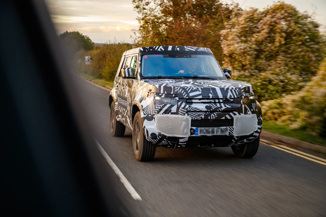Nowy Land Rover Defender jeszcze w kamuflażu