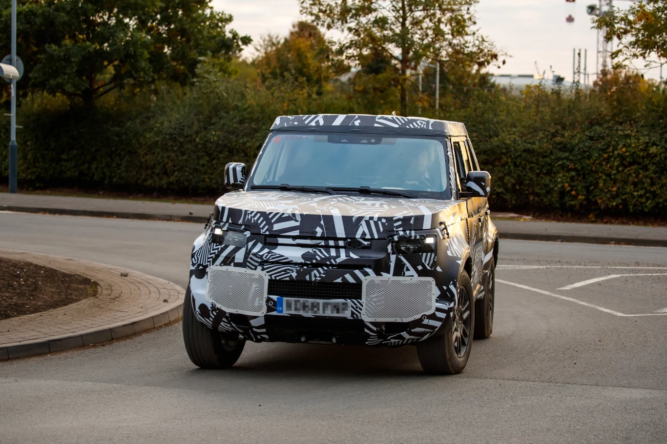 Nowy Land Rover Defender jeszcze w kamuflażu