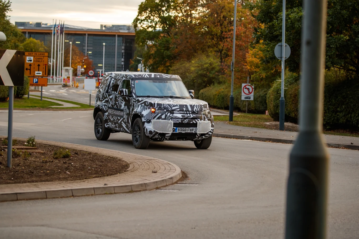 Nowy Land Rover Defender jeszcze w kamuflażu