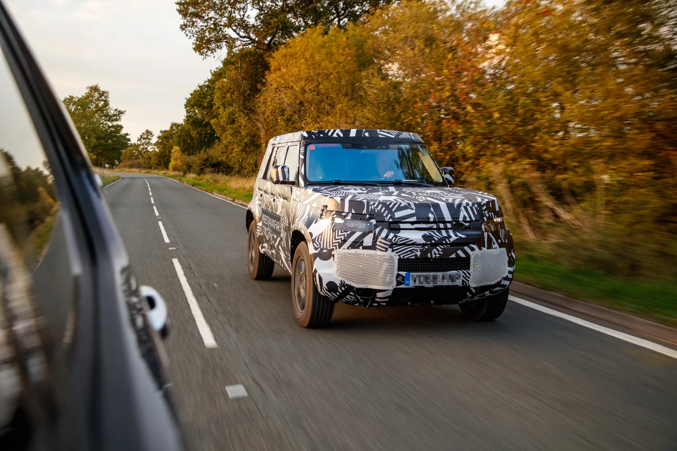 Nowy Land Rover Defender jeszcze w kamuflażu