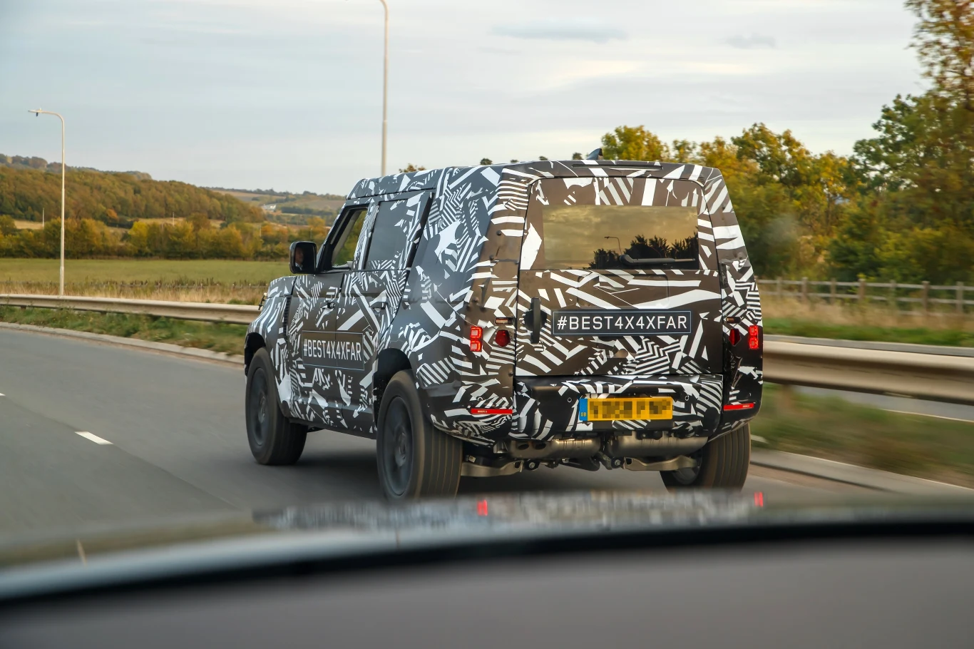 Nowy Land Rover Defender jeszcze w kamuflażu
