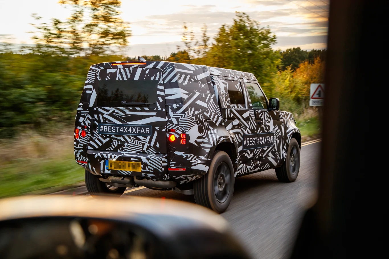 Nowy Land Rover Defender jeszcze w kamuflażu
