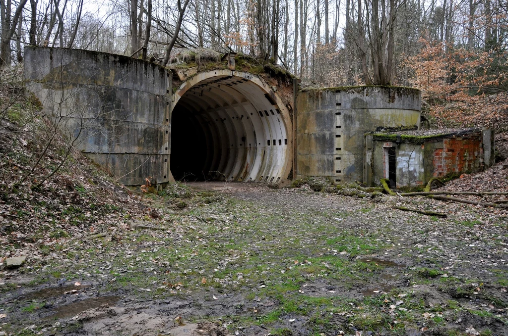 Pozostałości po radzieckich bunkrach atomowych w Wędrzynie