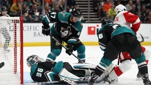 Hampus Lindholm (numer 47) i bramkarz John Gibson z Anaheim Ducks