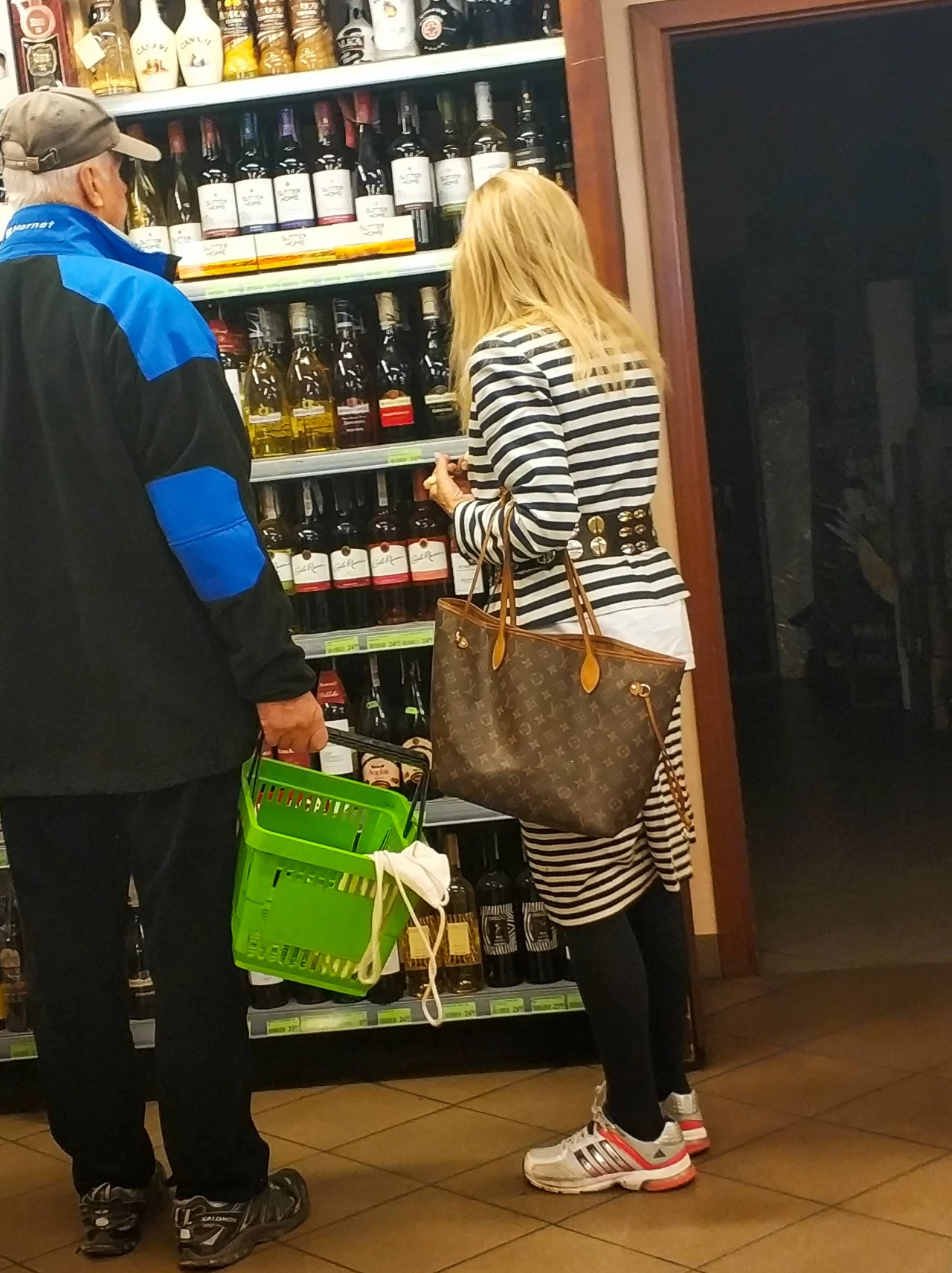 W drodze powrotnej wstąpili jeszcze do sklepu po małe co nieco W drodze powrotnej wstąpili jeszcze do sklepu po małe co nieco