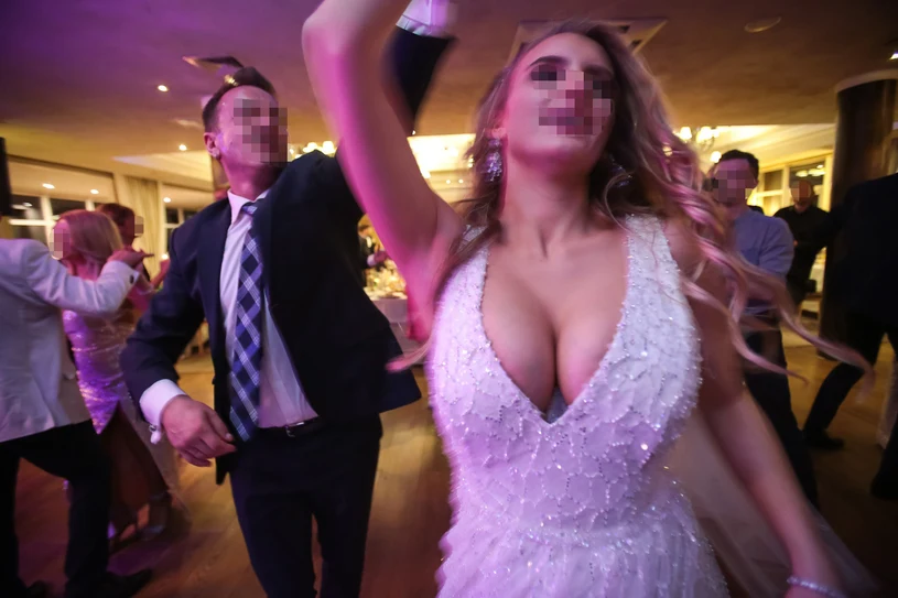 Uwagę zwracał ponętny biust panny młodej Uwagę zwracał ponętny biust panny młodej