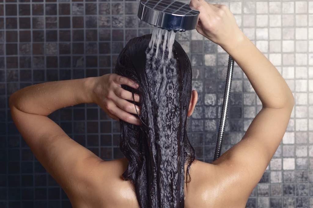 Mycie włosów samą wodą ma spore grono zwolenników