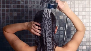 Najczęściej popełniane błędy podczas mycia włosów. Lepiej ich unikaj