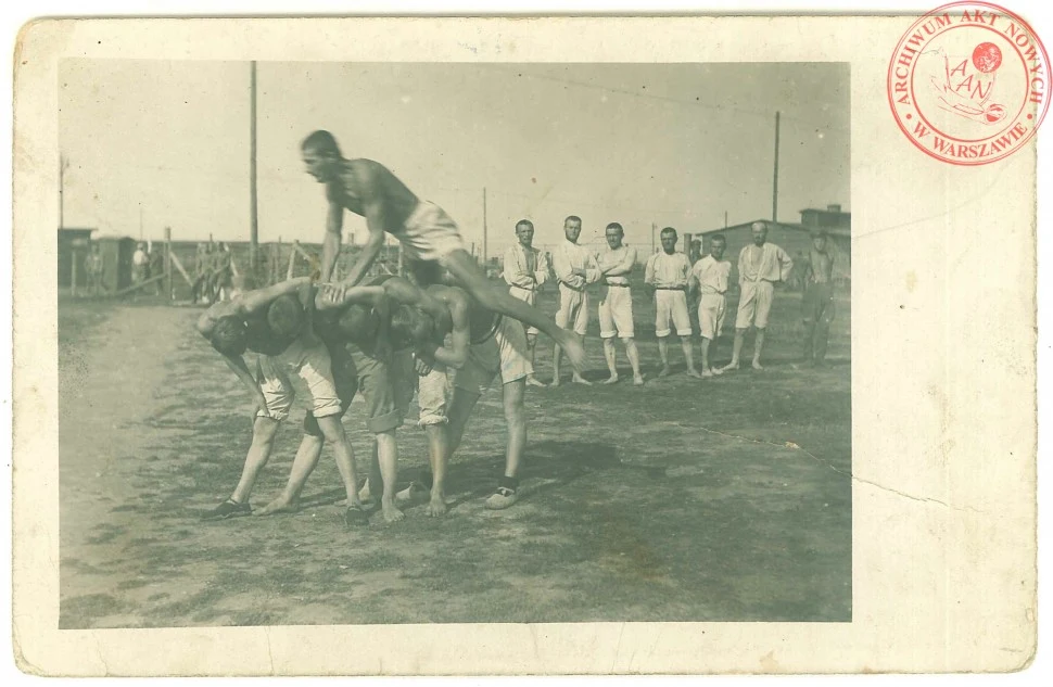 Ćwiczenia gimnastyczne internowanych legionistów w Szczypiornie, 1917 rok Ćwiczenia gimnastyczne internowanych legionistów w Szczypiornie, 1917 rok