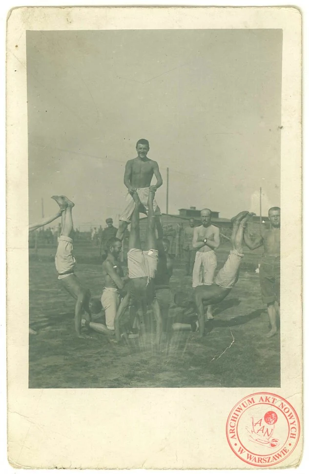 Ćwiczenia gimnastyczne internowanych legionistów w Szczypiornie, 1917 rok Ćwiczenia gimnastyczne internowanych legionistów w Szczypiornie, 1917 rok