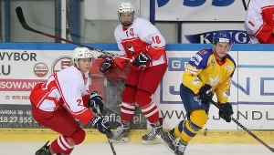 Hokeista TatrySki Podhala Nowy Targ Patryk Wsół (P) oraz Kamil Wałęga (L) i Jan Sołtys (C) z Kadry PZHL U23