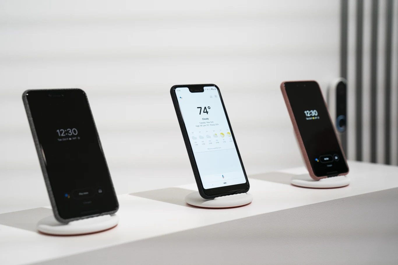 Zgodnie z oczekiwaniami i bez najmniejszej niespodzianki - Google zaprezentowało swoje dwa nowe smartfony - Pixel 3 i Pixel 3 XL. Zgodnie z oczekiwaniami i bez najmniejszej niespodzianki - Google zaprezentowało swoje dwa nowe smartfony - Pixel 3 i Pixel 3 XL.