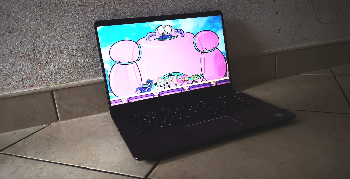 MateBook D - ekran oferuje dobry kontrast, kolory i efektywny kąt widzenia, nawet w przypadku padających na ekran promieni słonecznych MateBook D - ekran oferuje dobry kontrast, kolory i efektywny kąt widzenia, nawet w przypadku padających na ekran promieni słonecznych
