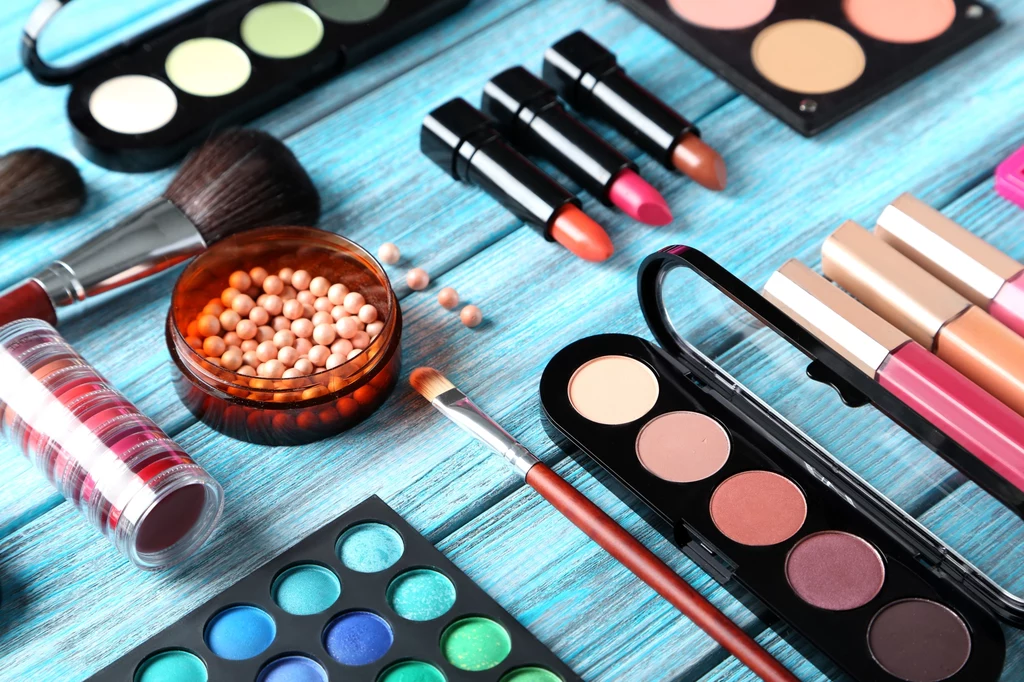 W kosmetyczce ekspertki musi się znaleźć korektor, rozświetlacz czy produkt do koloryzacji brwi 