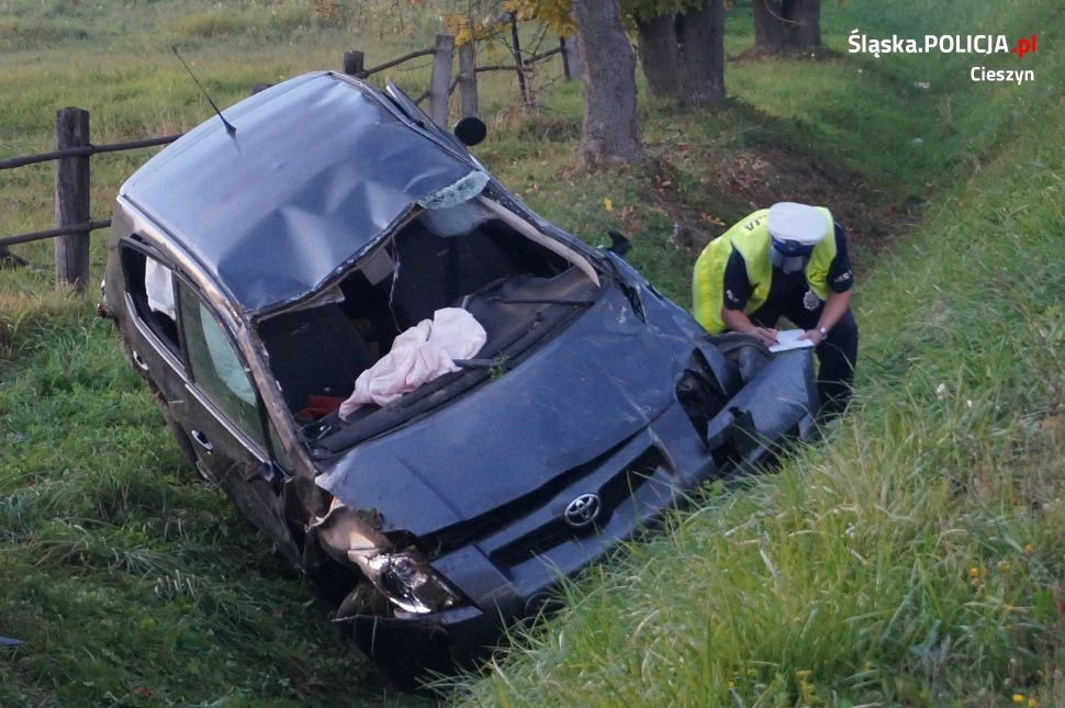 Samochód wylądował na dachu, przewrócili go świadkowie. W aucie nie było nikogo...