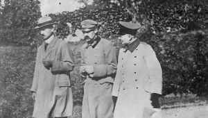 Józef Piłsudski, Kazimierz Sosnkowski i oficer armii niemieckiej Schlossmann w czasie spaceru na terenie twierdzy w Magdeburgu