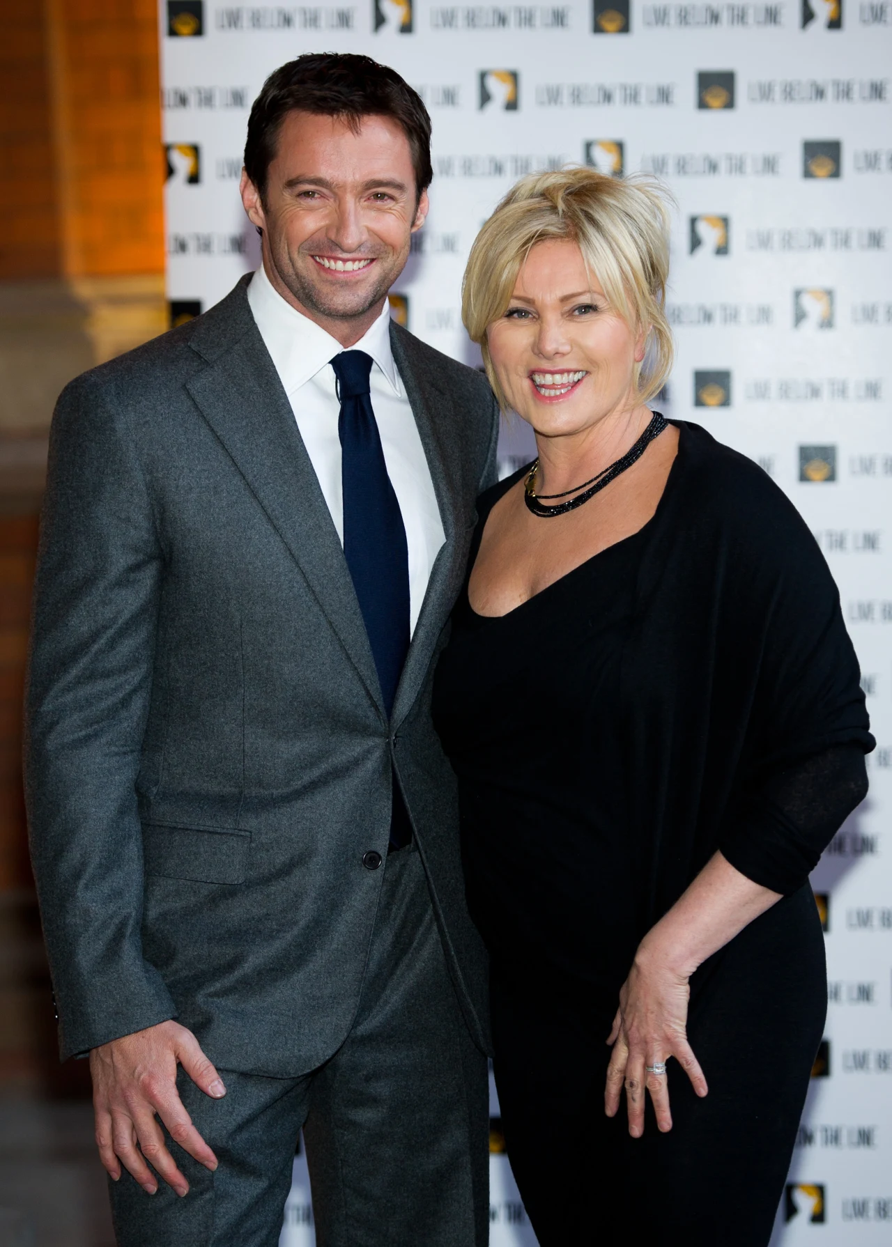 W 1995 r. na planie serialu "Correlli" poznał starszą od siebie o 13 lat aktorkę, Deborrę-Lee Furness. Wielu dziwiło się, że tak atrakcyjny mężczyzna jak Jackman mógł zakochać się w sporo starszej kobiecie. Była to jednak miłość od pierwszego wejrzenia. Już rok później Hugh i Deborra zostali małżeństwem. Dzisiaj wychowują dwójkę adoptowanych dzieci - Oscara i Avę (zdecydowali się na adopcję po tym, jak żona aktora dwukrotnie poroniła).