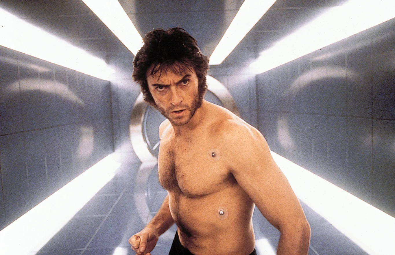 W piątek, 12 października, australijski aktor Hugh Jackman obchodzi 50. urodziny.

Przełomowym momentem w jego karierze był 2000 rok i premiera superprodukcji "X-Men", w której po raz pierwszy wcielił się w Wolverine'a, jednego z bohaterów uniwersum Marvela. Jak sam mówi - fakt, że awansował do roli gwiazdora w sposób tak nieoczekiwany, był dla niego przeżyciem ekstremalnym. Nie znaczy to jednak, że nowo zdobyta sława wytrąciła go z równowagi.

- W porównaniu z wieloma moimi kolegami, na pewno byłem do tego lepiej przygotowany - stwierdza. - Na coś takiego nigdy nie jest się gotowym w 100 procentach, ale pamiętajmy, że miałem już 30 lat. W tym wieku człowiek ma już mniej więcej ukształtowaną osobowość. Trochę już przeżył i widział. Poza tym byłem szczęśliwym mężem i ojcem.