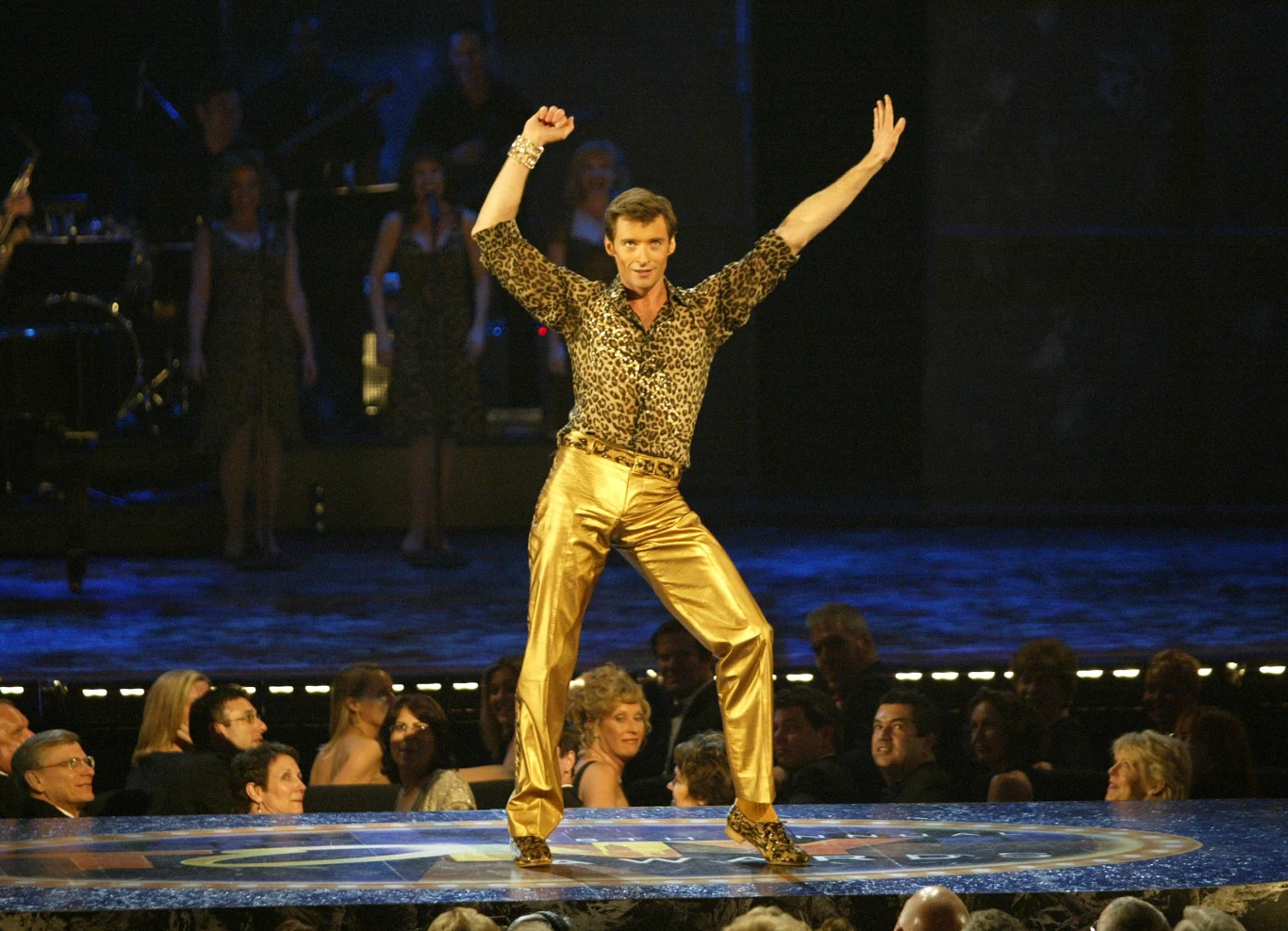 - Podejmując decyzje zawodowe, wybieram te projekty, w które zwyczajnie wierzę. Postępuję tak od czasu, kiedy zagrałem Petera Allena [australijskiego tancerza i piosenkarza, który w 1992 r. zmarł na AIDS] w musicalu "The Boy from Oz". Wszyscy - za wyjątkiem mojego agenta - powtarzali mi, że nie powinienem przyjmować tej roli. Opinie recenzentów były miażdżące. Ale ja cały czas mówiłem sobie, że przecież widzom podoba się ta historia. Czułem, że to był dobry wybór. Nie byłem zły na siebie mimo złych recenzji - i tak jest do dziś, jeśli tylko wierzę w autentyczność danego przedsięwzięcia - mówił w rozmowie z "New York Timesem".

- Po latach okazało się, że zarówno Woody Allen, jak i Darren Aronofsky, a także Steven Spielberg oglądali mnie w "The Boy of Oz". Pracowałem z każdym z tych wielkich reżyserów - i wiem jedno: nie dostałbym tych ról, gdyby nie tamten musical - dodał aktor.