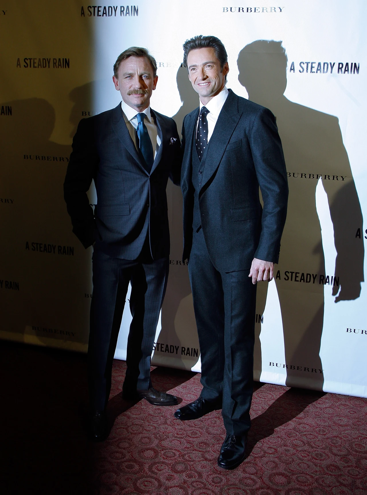 Hugh Jackman ujawnił, że producenci filmów o Jamesie Bondzie zgłosili się do niego z propozycją roli agenta 007, zanim odtwórcą kultowego bohatera został Daniel Craig. Australijczyk odrzucił wówczas ofertę w związku z zobowiązaniami wobec producentów filmu "X-Men 2".

W 2009 roku obaj aktorzy spotkali się na teatralnej scenie w spektaklu "A Steady Rain" Keitha Huffa. Sztuka opowiadająca o dwóch policjantach z Chicago, którzy przypadkowo zwracają wietnamskiego chłopca seryjnemu zabójcy, okazała się przeboiem Broadwayu.