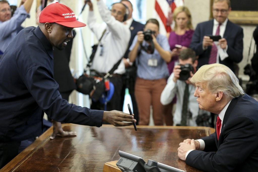 Kanye West pokazuje Donaldowi Trumpowi jego projekt iPlane 1